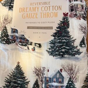 Envogue Reversible Cotton Gauze Throw - Festive Green and Red